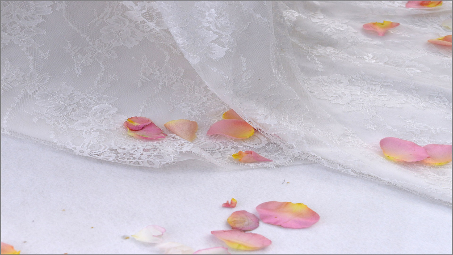 rozenblaadjes op bruidsjurk