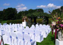 witte stoelen met hoezen buiten trouwen