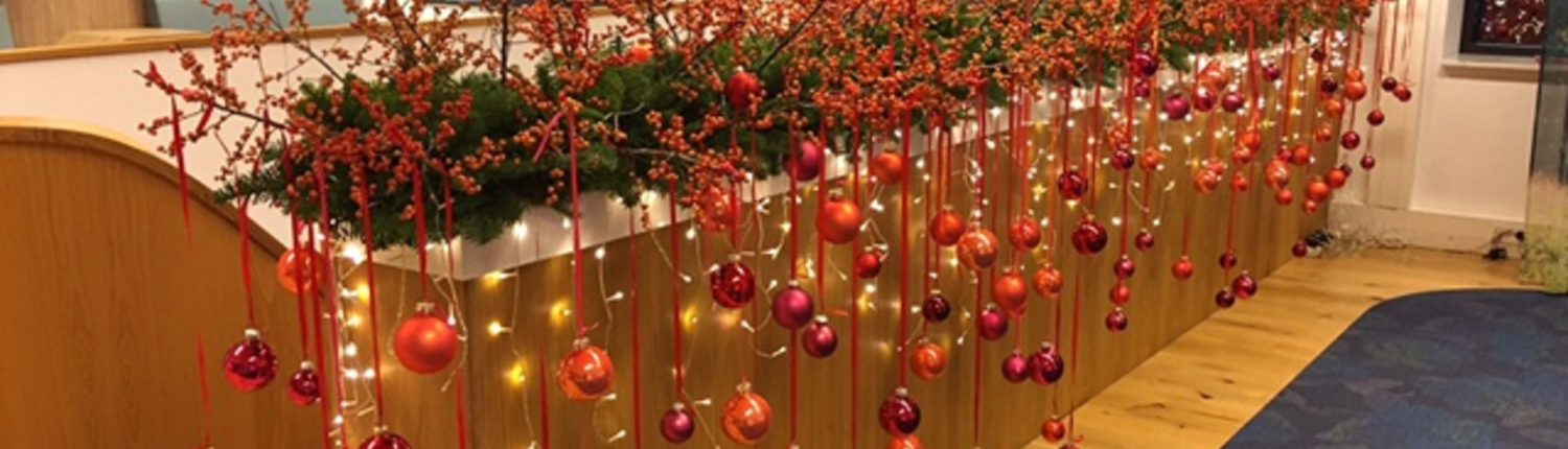 kerstdecoratie oranje afhangende kerstballen